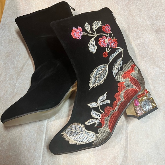 NWOT - Embroidered Faux Suede Ankle Boots (US 7) - Picture 9 of 13